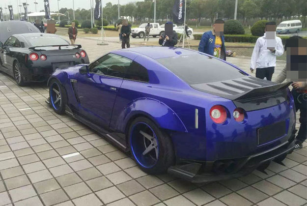 Picture of Nissan GTR R35 TP-Style Side Skirt Extension